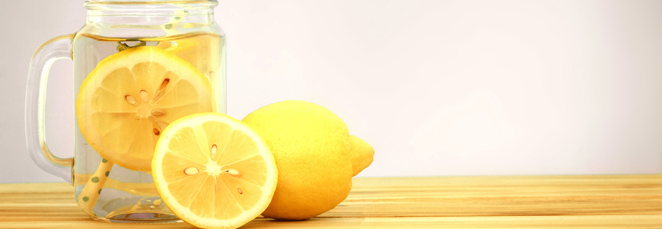 6 יתרונות לשתיית מים עם לימון