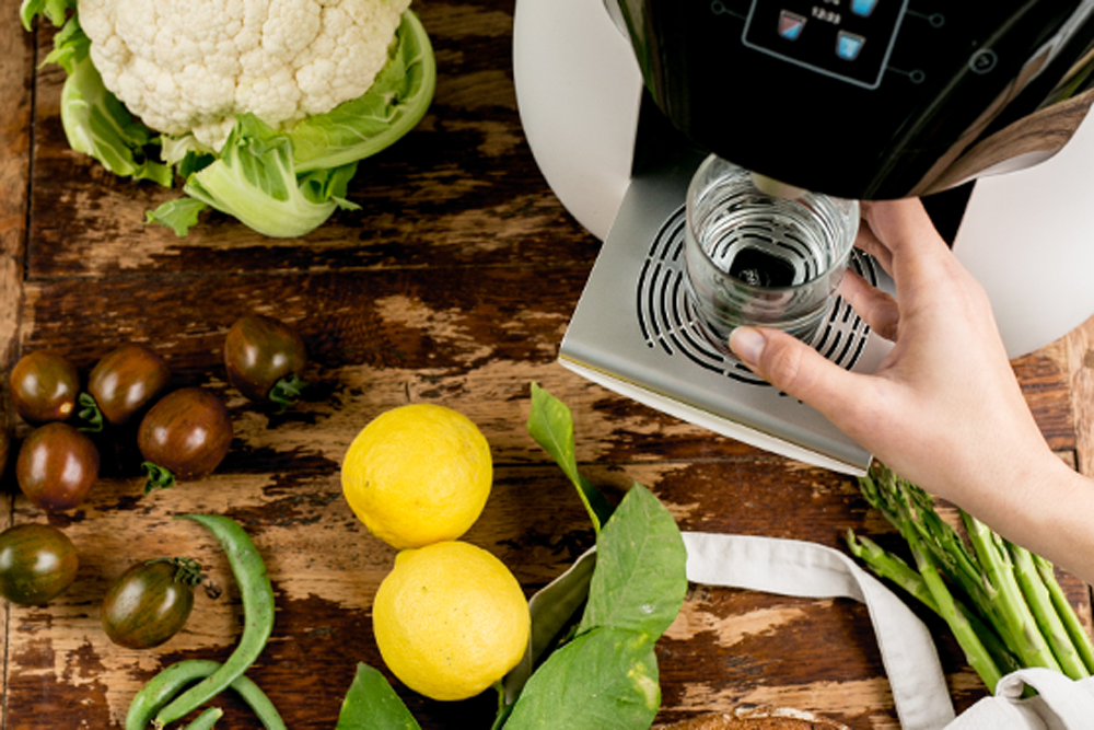 הקשר בין שתיית מים לתזונה בריאה בקרב ילדים