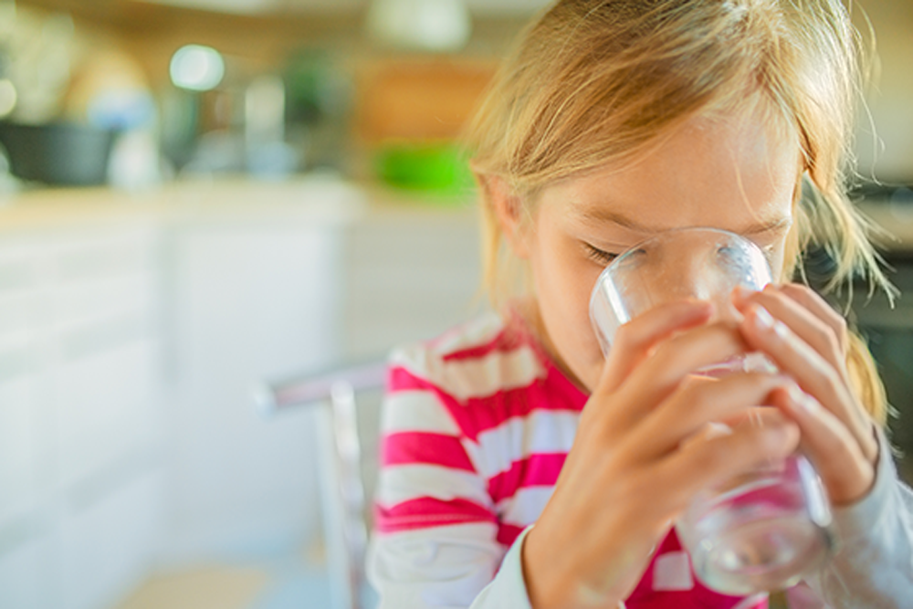הקשר בין שתיית מים לתזונה בריאה בקרב ילדים