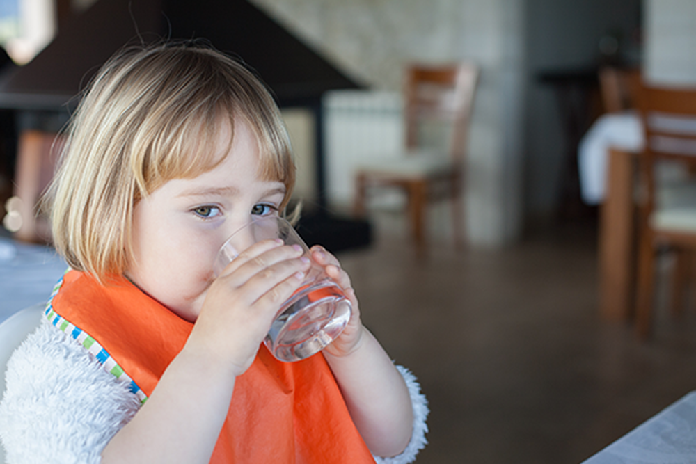 הקשר בין שתיית מים למניעת השמנת יתר בקרב ילדיכם